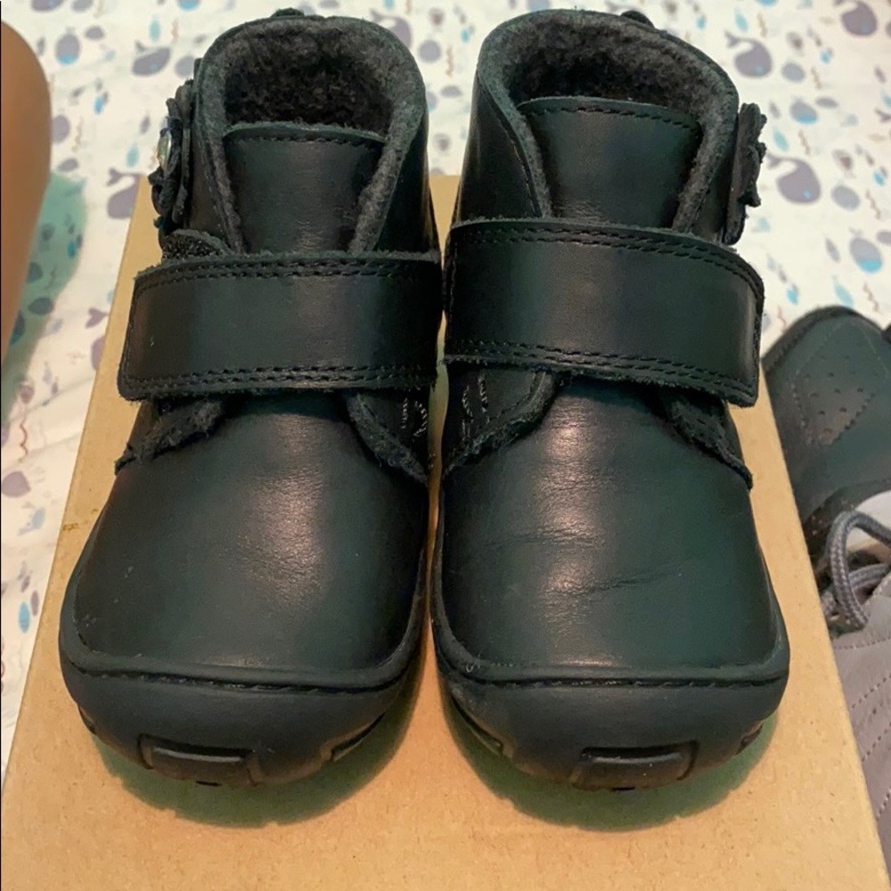 Ugg Toddler T Jorgan Petal boots 6,7,8.